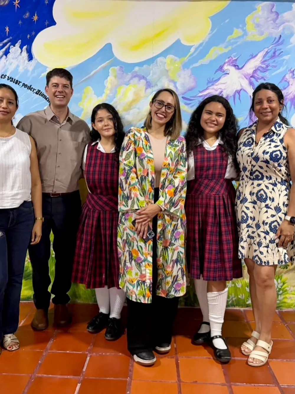 Docentes y estudiantes del Antonia Santos frente a un mural