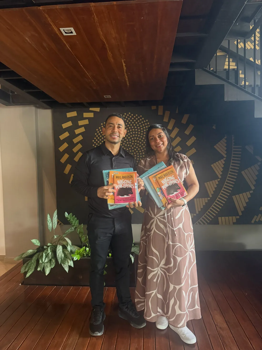 Yanilis con los libros que le regalaron en su reunión con la Embajada de EE. UU.