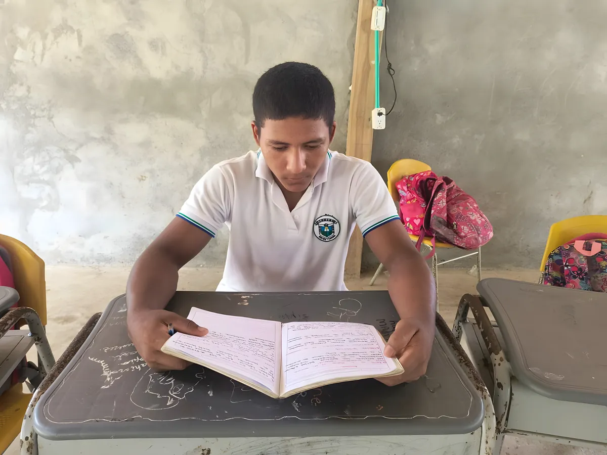 Miguel leyendo en su pupitre