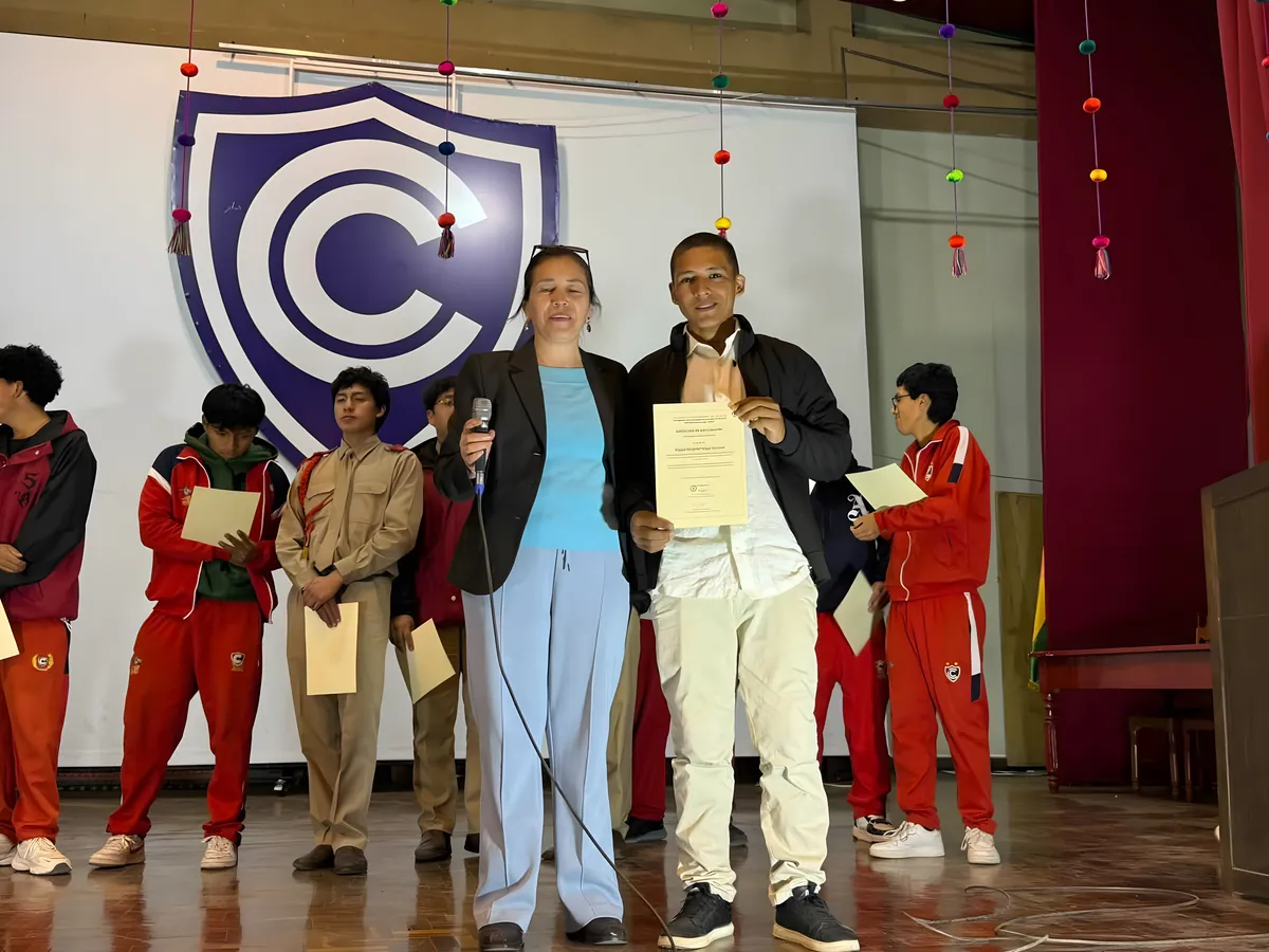 Entrega de certificados a los estudiantes en Perú