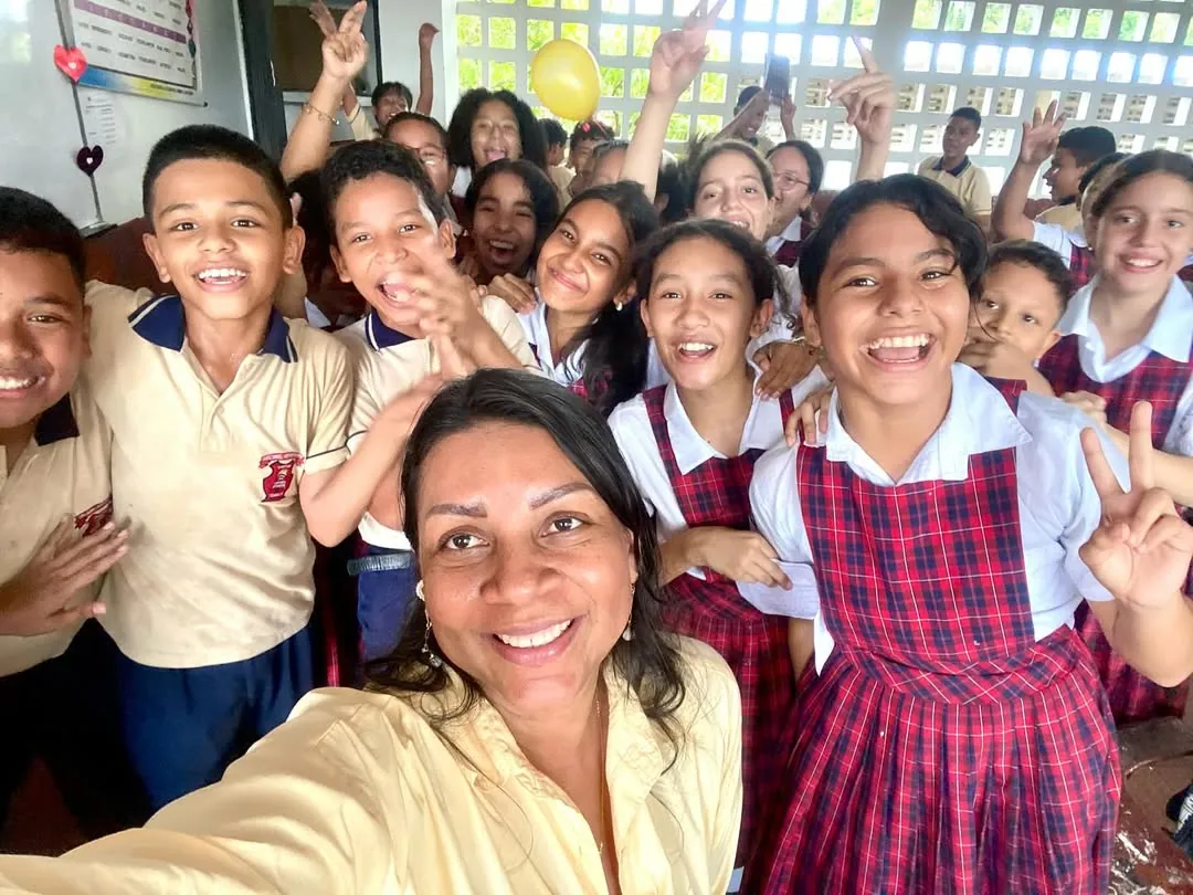 Yanilis con sus estudiantes en el salón de clase
